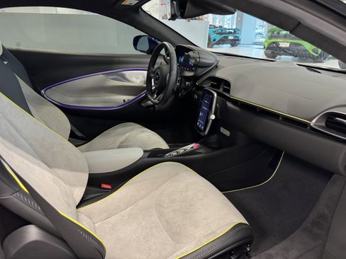 Used 2023 McLaren Artura image 13