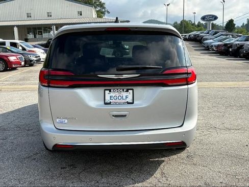 Used 2023 Chrysler Pacifica Touring-L image 4