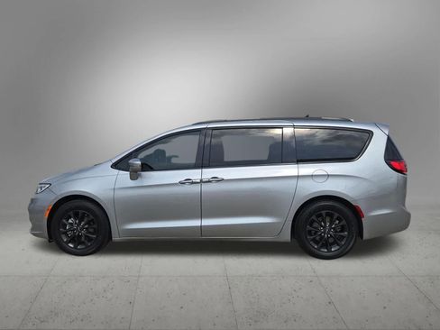 Used 2021 Chrysler Pacifica Touring w/ S Appearance Package FWD image 3
