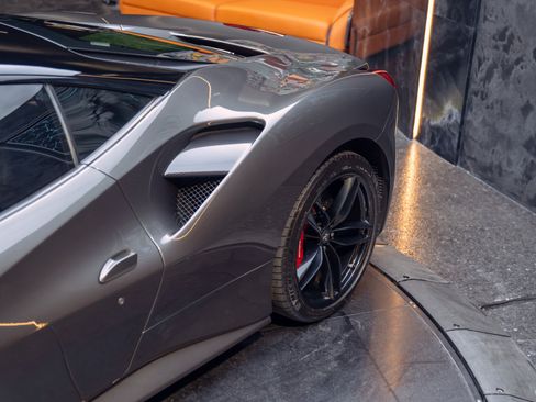 Used 2017 Ferrari 488 GTB RWD image 19