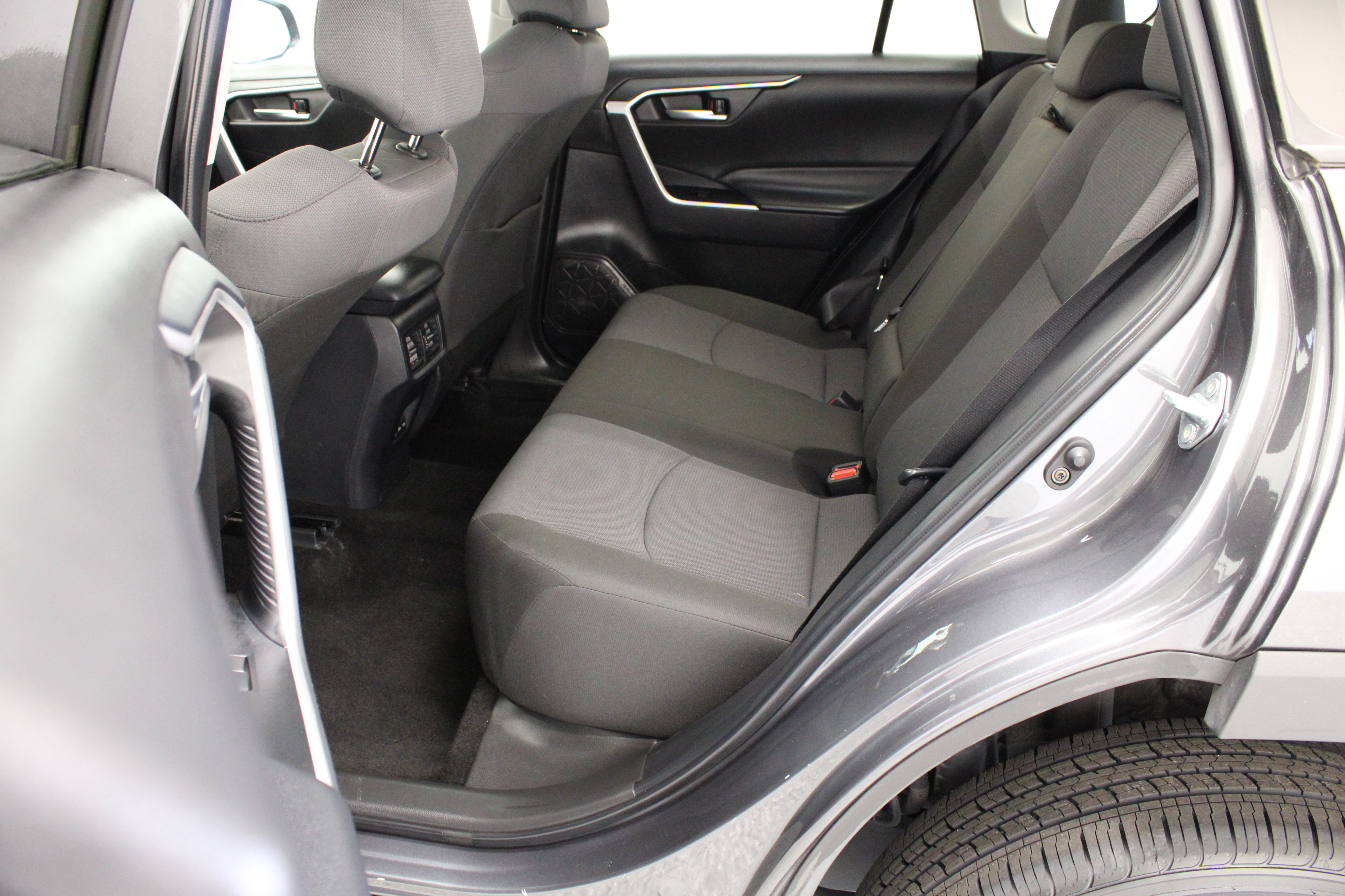 Used 2025 Toyota RAV4 XLE FWD image 28