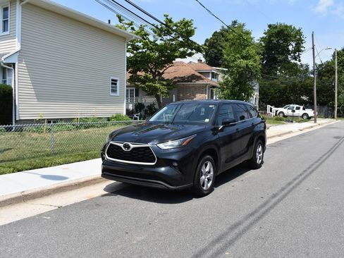 Used 2025 Toyota Highlander LE FWD image 2