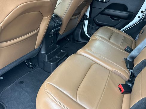 Used 2022 Jeep Wrangler Unlimited Sahara image 12