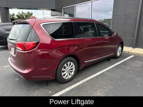 Used 2018 Chrysler Pacifica Touring-L Plus FWD image 4