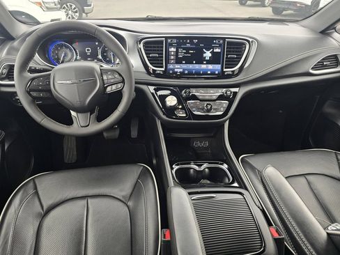 Used 2025 Chrysler Pacifica Limited FWD image 14