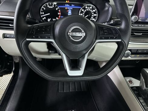 Used 2025 Nissan Altima 2.5 SV FWD image 11