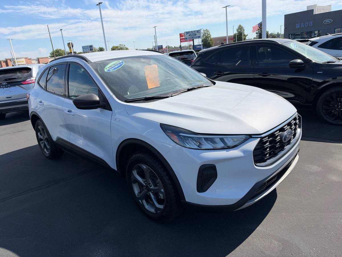 Used 2025 Ford Escape ST-Line w/ Tech Pack #1 AWD/4WD image 3
