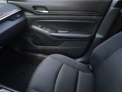 Used 2024 Nissan Altima 2.5 SV FWD image 12