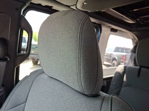 Used 2025 Jeep Wrangler Unlimited Sahara w/ Safety Group AWD/4WD image 18