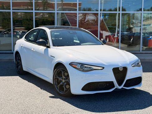 Used 2023 Alfa Romeo Giulia Estrema AWD/4WD image 7