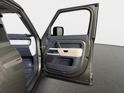 Used 2024 Land Rover Defender 110 S image 22