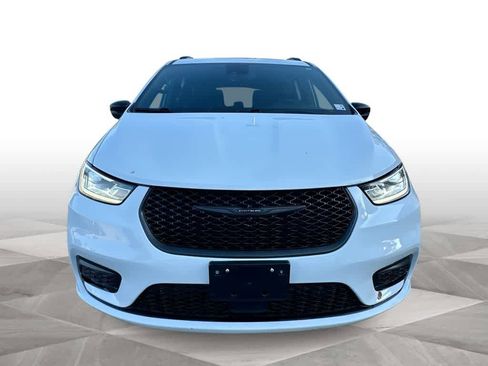 Used 2024 Chrysler Pacifica Premium image 3