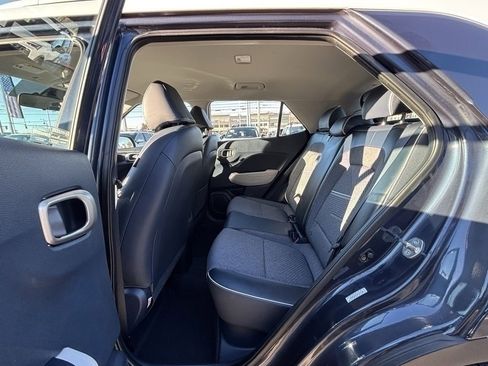 Used 2022 Hyundai Venue Limited image 16