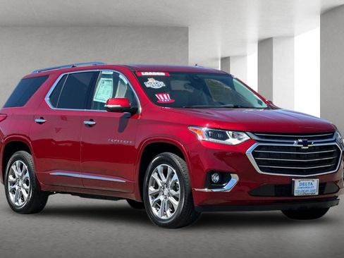 Used 2021 Chevrolet Traverse Premier FWD image 2