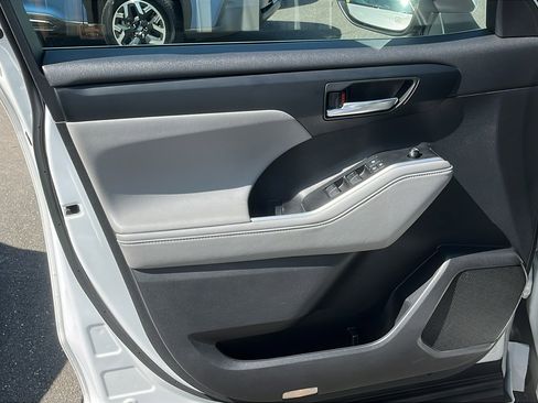 Used 2020 Toyota Highlander XLE image 11