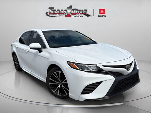 Used 2018 Toyota Camry SE FWD image 1