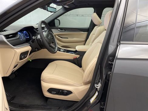 New 2025 Jeep Grand Cherokee Limited w/ Luxury Tech Group II image 17