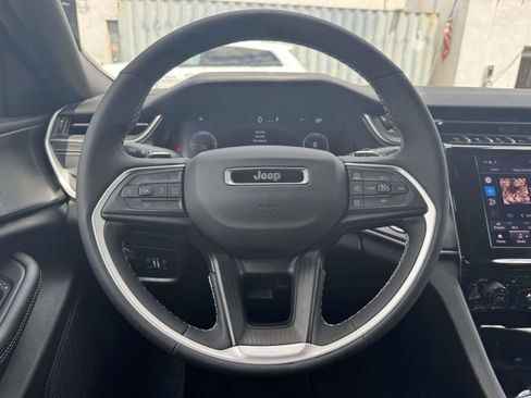 Used 2025 Jeep Grand Cherokee Laredo w/ Luxury Tech Group I AWD/4WD image 12