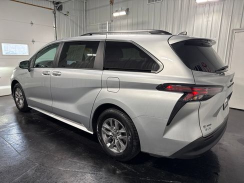 Used 2025 Toyota Sienna XLE FWD image 2