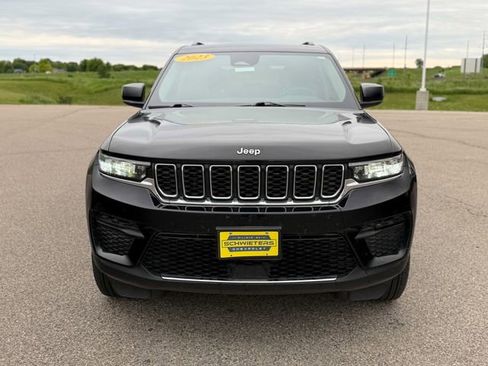 Used 2023 Jeep Grand Cherokee Laredo AWD/4WD image 2