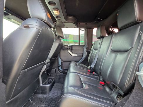 Used 2015 Jeep Wrangler Unlimited Rubicon image 19