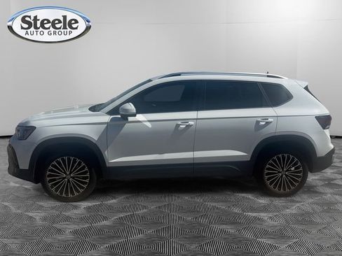 Used 2025 Volkswagen Taos SE FWD image 2