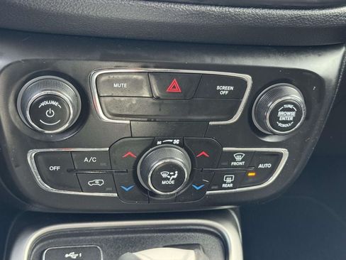 Used 2020 Jeep Compass Latitude FWD image 3