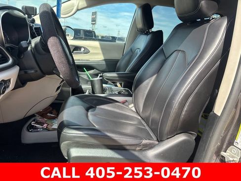 Used 2023 Chrysler Pacifica Touring-L FWD image 14