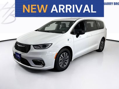 Used 2025 Chrysler Pacifica Select