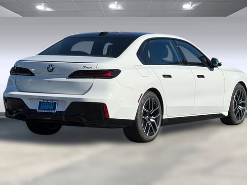 New 2025 BMW 740i image 8