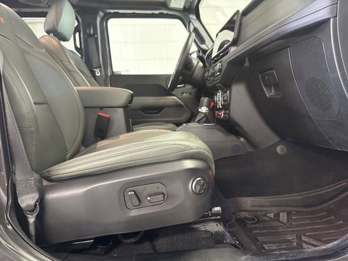 Used 2024 Jeep Gladiator Mojave w/ Convenience Group AWD/4WD image 5