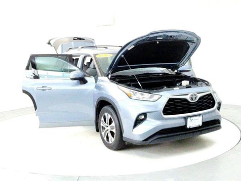 Certified 2020 Toyota Highlander XLE image 9