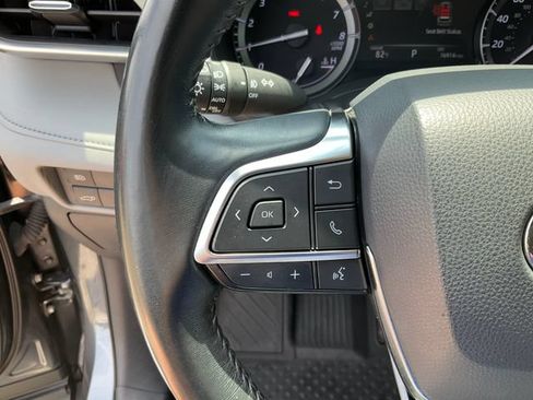 Used 2021 Toyota Highlander XLE AWD/4WD image 12