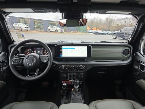 Used 2025 Jeep Gladiator Mojave image 18