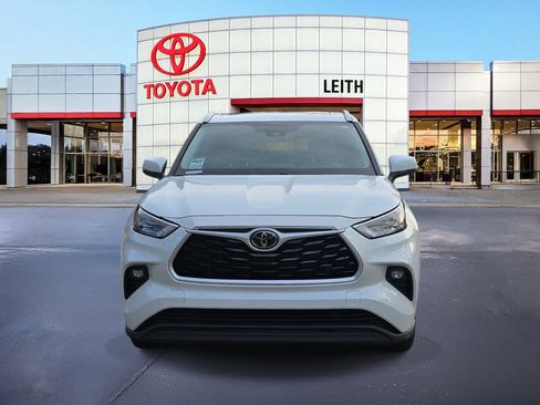 Used 2022 Toyota Highlander XLE image 2