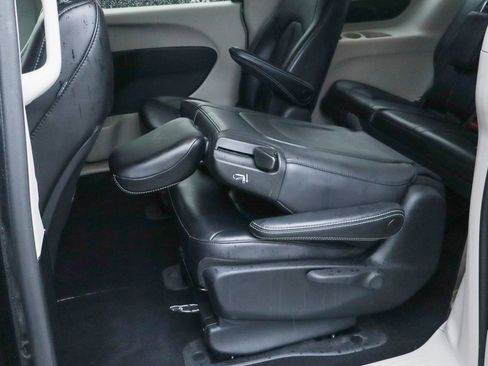 Used 2023 Chrysler Pacifica Touring-L image 38