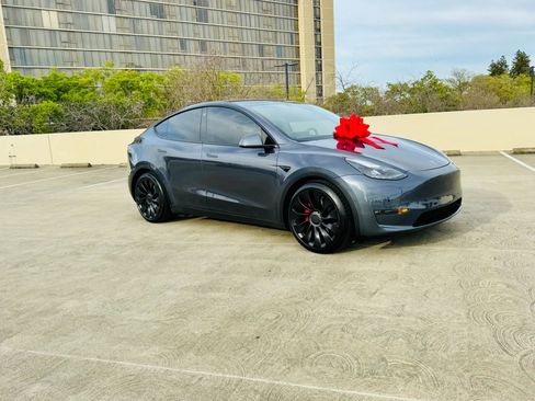 Used 2022 Tesla Model Y Performance image 3