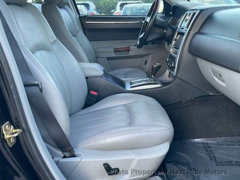 Used 2006 Chrysler 300 C w/ Navigation & Sound Group II RWD image 8