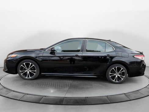 Used 2019 Toyota Camry SE image 2
