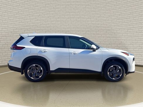 Used 2025 Nissan Rogue SV image 4