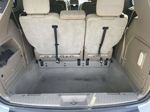 Used 2014 Chrysler Town & Country Touring FWD image 9