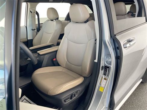 Used 2023 Toyota Sienna XLE image 34