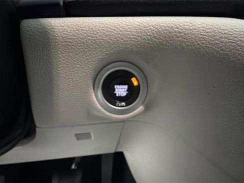 Used 2024 Chrysler Pacifica Select image 21