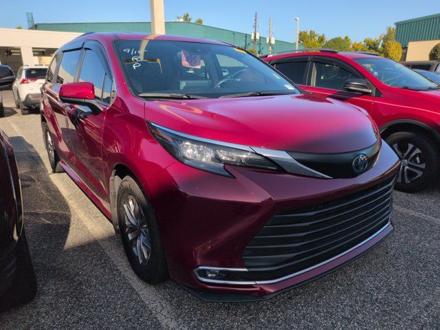 Certified 2024 Toyota Sienna XLE FWD image 1