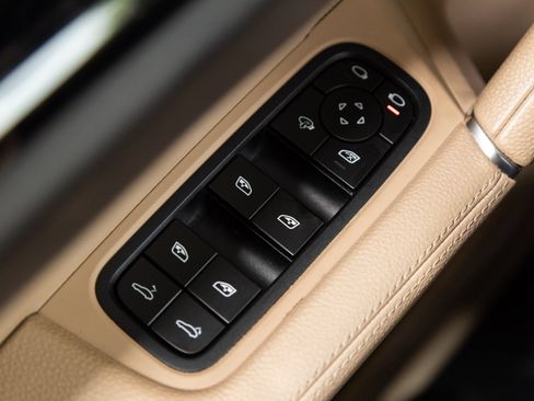 Certified 2023 Porsche Cayenne AWD/4WD image 19