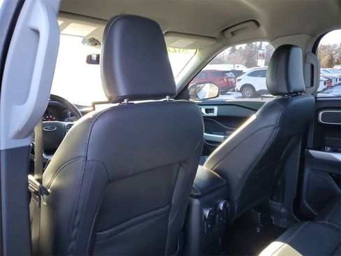 Used 2022 Ford Explorer XLT w/ Equipment Group 202A image 27