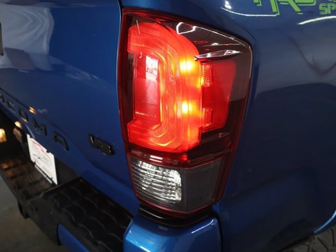 Used 2018 Toyota Tacoma TRD Sport AWD/4WD image 31