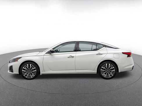 Used 2025 Nissan Altima 2.5 SV FWD image 4