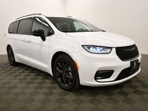 Used 2024 Chrysler Pacifica Limited w/ S Appearance Package image 10