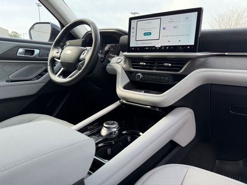 Certified 2025 Ford Explorer Platinum w/ Ultimate Package image 22